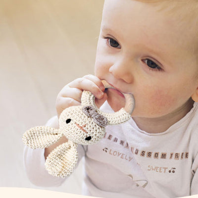 mâchonner son hochet pour bebe pour soulager l'inconfort des gencives