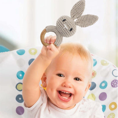 Le hochet pour bebe avec sa forme ergonomique parfait our les petites main