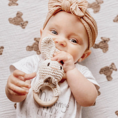 Le hochet pour bebe est porté dans la bouche sans aucun risque.