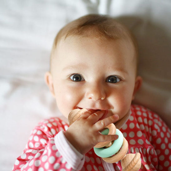 Hochet pour bebe avec une approche motricite évolutive