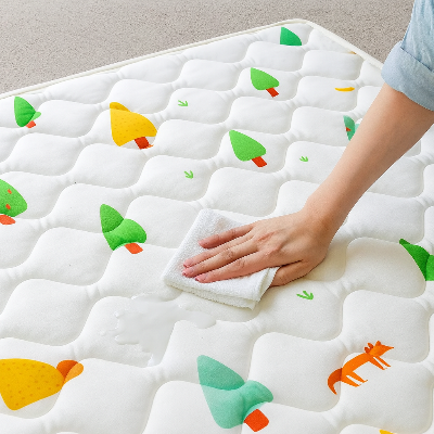 Netoyage de la mousse tapis bebe avec un simple chiffon humide.