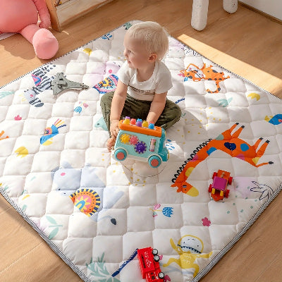 Bébé tout heureux et jouant calmement sur mousse tapis bebe.