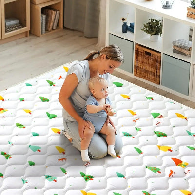 Bébé et maman en plein activité motrice sur la mousse tapis bebe douce et confortable