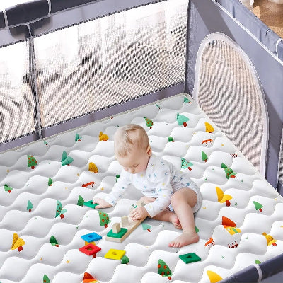 Notre mousse tapis bebe est compatible avec la plupart des parcs du marché.