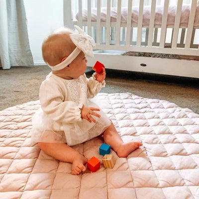 Bébé joue, explore, et bouge pendant des heures sur mousse tapis bebe sans réclamations,