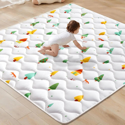 Un mouvement de reptation fluide sur sa mousse tapis bebe.