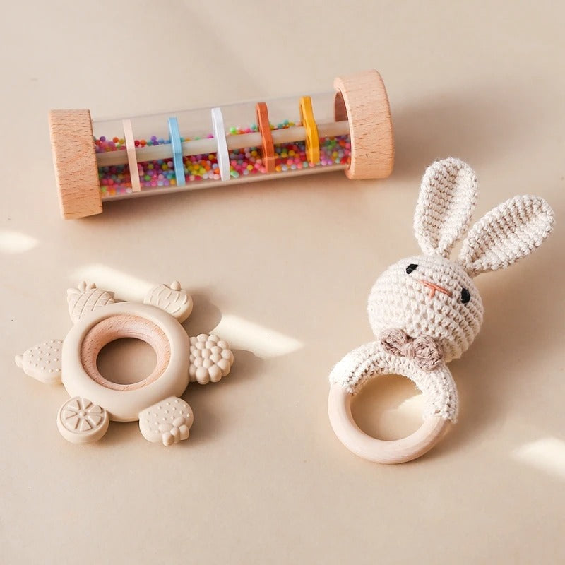 Pack sensoriel composé d'un baton de pluie bebe, un hochet lapin et un anneau de dentition