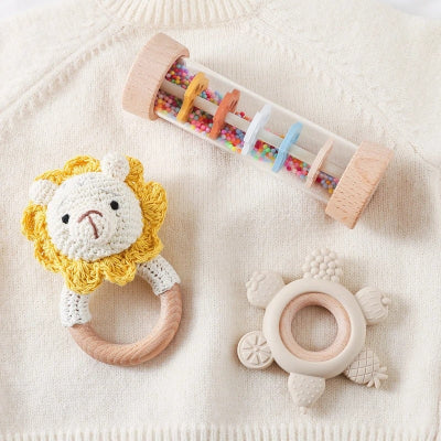 Pack sensoriel composé d'un baton de pluie bebe, un hochet lion et un anneau de dentition