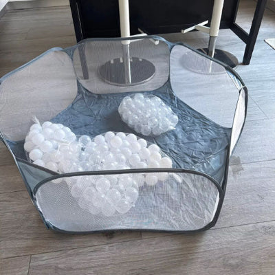 Piscine à balles bébé offre secutité et liberté avec ses mailles transparente