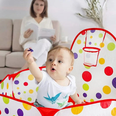Avec cette piscine à balles, maman se permet un moment de repis.