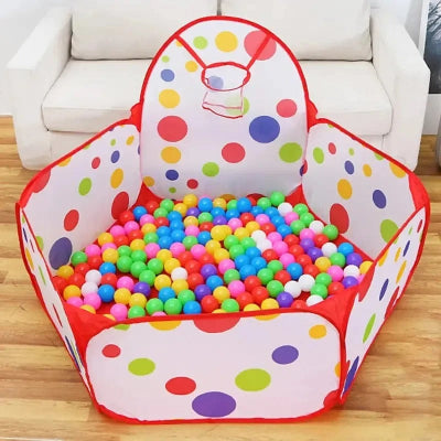 La piscine à balles bébé se fond dans le décor du salon sans effort.