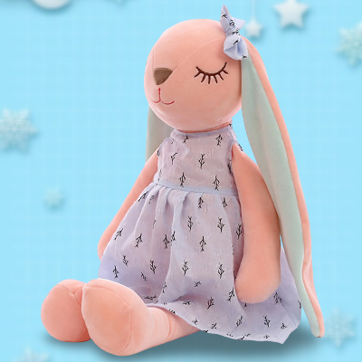 Doudou lapin bleu avec un visage expressif et textures variées pour l'éveil et la taille parfait pour jouer.