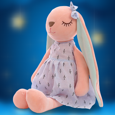 Doudou lapin bleu au visage d'ange qui apaise et  ses couleurs variées et vives pour stimuler la vue.