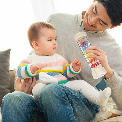 La maggie du Bâton de pluie sur la sérénité de ce bébé rend son papa très joyeux.