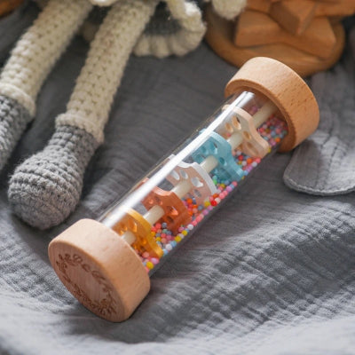baton de pluie bébé gravé d'une courone de feuille pour nuancer le toucher.