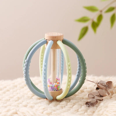 Baton de pluie bébé fait de bois et de silicone alimentaire, agencer de toutes les déclinaison doux de la couleur bleu.