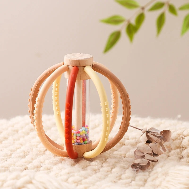 Baton de pluie bébé fait de bois et de silicone alimentaire, agencer de toutes les déclinaison doux de la couleur marron.