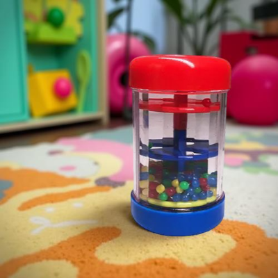 Bâton de Pluie pour bébé translucide et coloré pour une captiver l'attention et des perles mélodieuses pour la stimulation auditive.