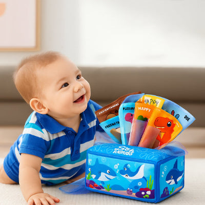 Bébé découvre le cube motricité bébé et affice un grand sourir et prêt à le saisir.
