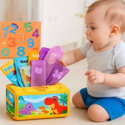 Bébé tout agité et essayant d'activer ses abilités motrice pour explorer son cube de motricité.