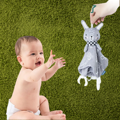 Doudou lapin active la réactivité de votre bébé