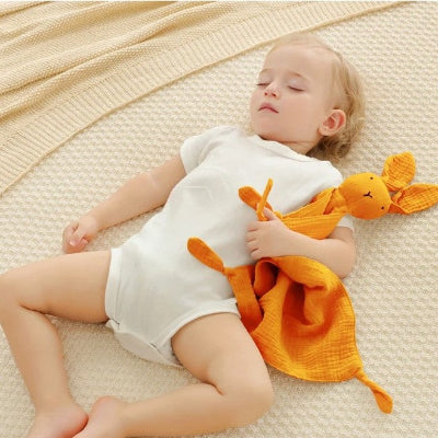 S'agripper à son doudou lapin pour un sommeil de qualité chez les bébés et les enfants.