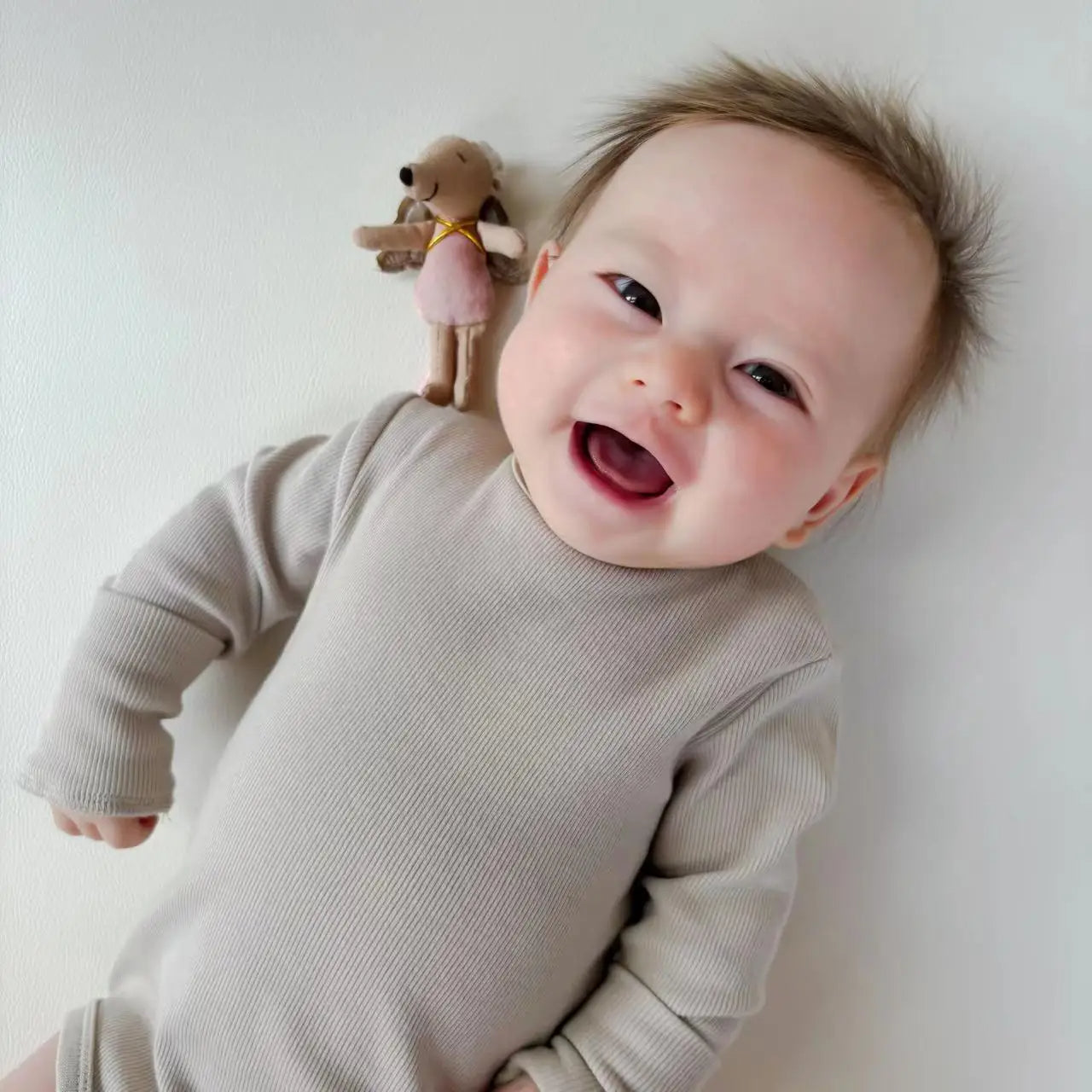 doudou souris pour l'éveil bébé dès la naissance