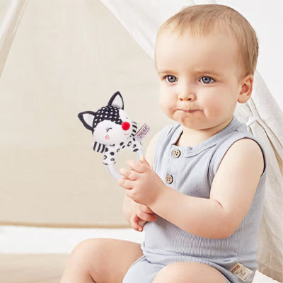 Bébé totalement absorbé par le son qu'émet son hochet renard!