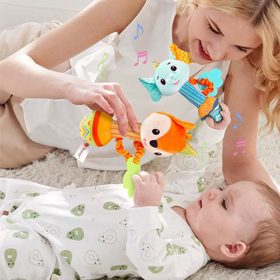 Jouet avec bébé  pour utiliser son hochet bébé à profit de l'éveil et de la motricié