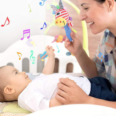 La clochette intégré  du hochet bébé stimule les mouvements de préhension.