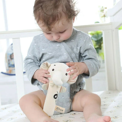 Hochet bébé forme ergonomique adaptée pour l'exploration et la découverte chez les 3 mois et plus