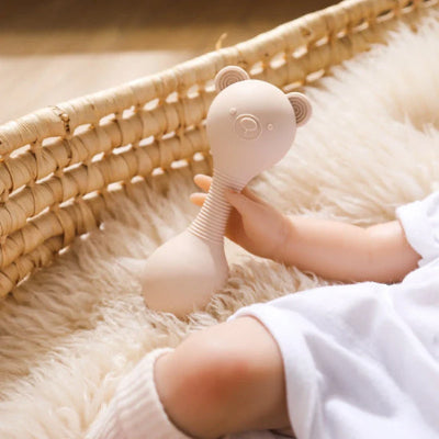 Hochet aux dimensions des petites mains du nourisson