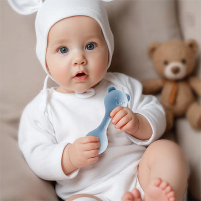 La forme ergonomique de ce hochet aide bébé à excercer sa motricité fine.