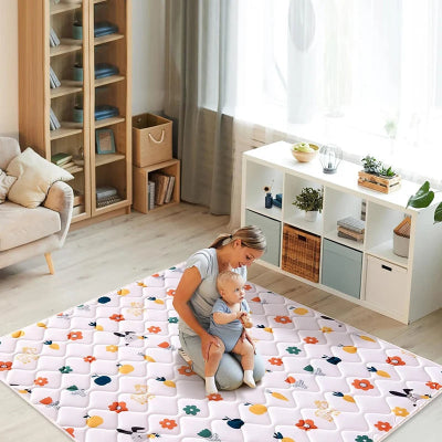 Mousse tapis bebe assez doux et confortable pour que maman accompagne son bout de chou sur les genoux
