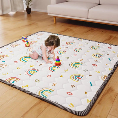 mousse tapis bebe blanc vert  et une petite fille en plein jeu