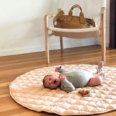 Le nouveau-né confortablement en plein sommeil sur la mousse tapis bebe