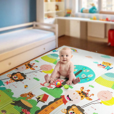 Bébé reste assis pendant des heures sur sa mousse tapis bebe sans se fatigué