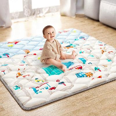 Bébé confortablement installé sur sa mousse tapis bebe tout souriant.