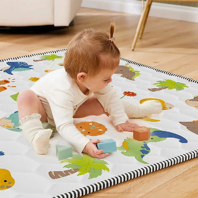 Bébé explore avec le toucher le design imprimé de la mousse tapis bebe