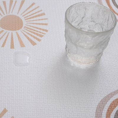 L'eau ne traverse pas la mousse tapis bebe, elle est imperméable.