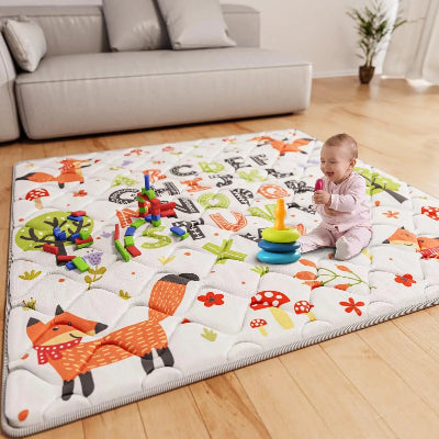 Bébé découvre et essaie d'interagir avec les design sur sa mousse tapis bebe.