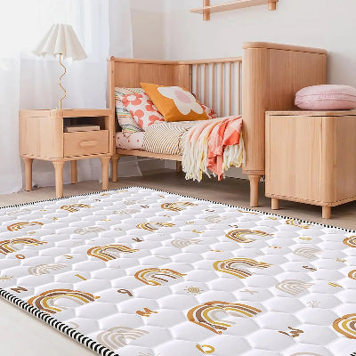 Mousse tapis bebe matelassé dans coin bébé pour l'éveil. 