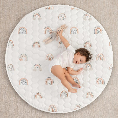 Le tout petit roule avec anthousiasme sur la mousse tapis bebe en toute sécurité.