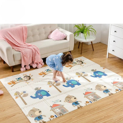 Bébé identifie les différents animaux sur sa mousse tapis bebe