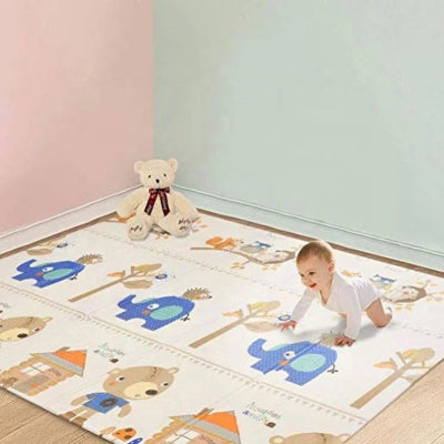 Bébé en plein exploration, rampant avec aisance sur sa mousse tapis bebe petit ourson