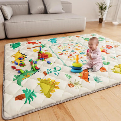 Mousse tapis bebe assez épais et conortable pour que ce bébé garde le sourire durant des heures de jeux sur le fessier