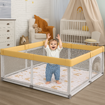 Mousse tapis bebe dans un parc avec bébé en plein jumping.
