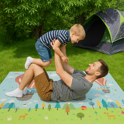 Le petit garcon en plein activité motrice avec son papa sur le tapis mousse bébé épais.