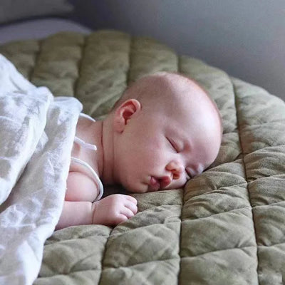 Bébé dans un sommeil profond et de qualité sur sa mousse tapis bebe.