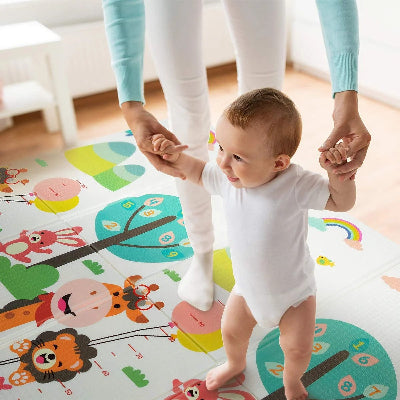 Les premiers pas joyeux sur la mousse tapis bebe